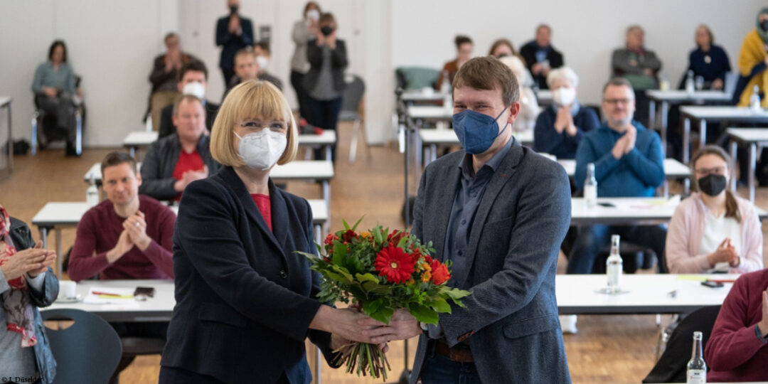 Andrea Schröder-Ehlers gratuliert Philipp Meyn als Kandidat zur Landtagswahl 2022