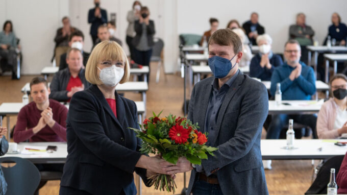 Andrea Schröder-Ehlers gratuliert Philipp Meyn als Kandidat zur Landtagswahl 2022